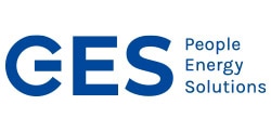 Logotipo de CES People Energy Solutions que presenta el acrónimo "CES" en letras azules en negrita, seguido del nombre completo de la empresa en texto más pequeño, optimizado para SEO.